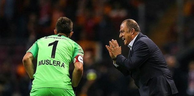 Muslera sadece top kurtarmıyor Fatih Terim'i de kurtarıyor