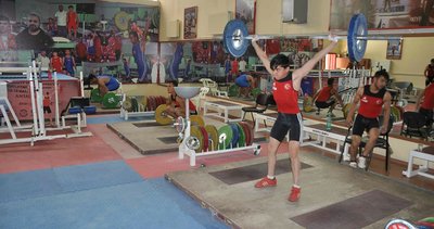 Vanlı halterciler Türkiye şampiyonasına hazırlanıyor