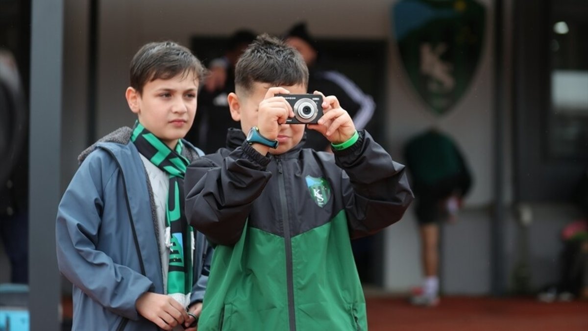 Serdar Dursun'dan golünü tuşlu cep telefonuyla kaydeden minik taraftara anlamlı hediye!