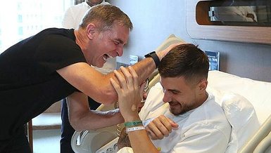 A Milli Futbol Takım Teknik Direktörü Stefan Kuntz ameliyat geçiren Dorukhan Toköz'ü ziyaret etti