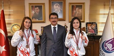 Şampiyonluk sevinçlerini Başkan Çelik'le paylaştılar