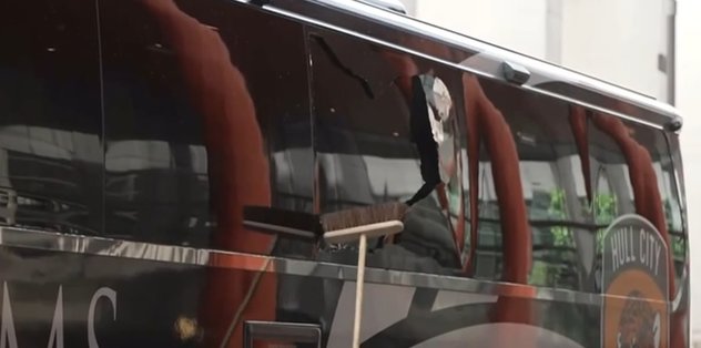 Hull City takım otobüsüne taşlı saldırı!