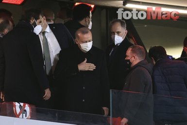 Son dakika spor haberleri: Başkan Recep Tayyip Erdoğan'dan milli takıma destek! Türkiye Letonya maçını tribünden takip etti