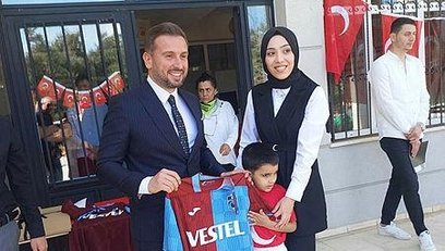 Trabzonspor’dan özel çocuklara forma hediyesi