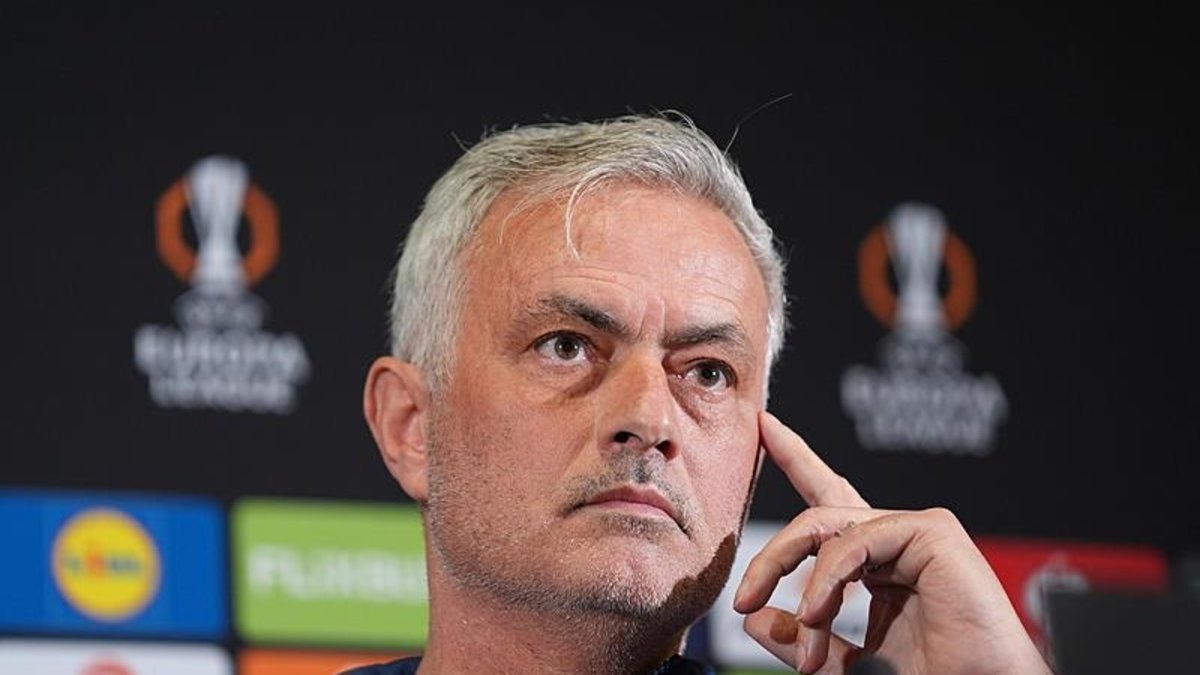 Fenerbahçe'de Jose Mourinho: Şu anda kafamızdaki tek şey... Fenerbahçe'de Jose Mourinho: Şu anda kafamızdaki tek şey...