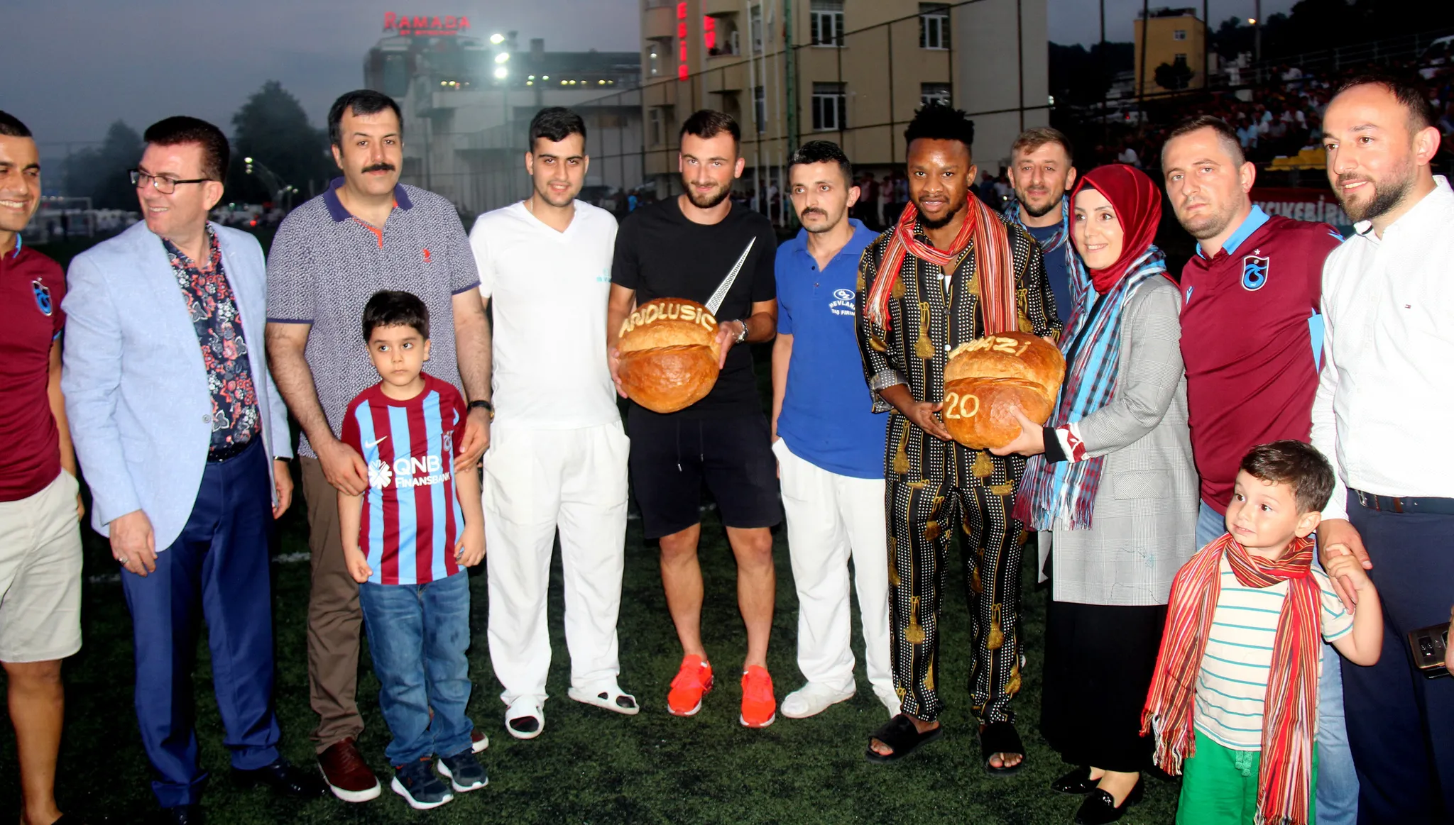 Vakfıkebir'de turnuva heyecanı! Onazi ve Andjusic taraftarlarla buluştu - 2
