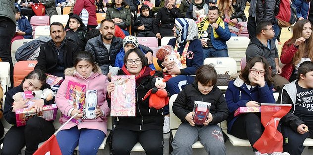 Yeni Malatyaspor maçında çocuklara oyuncak dağıtıldı