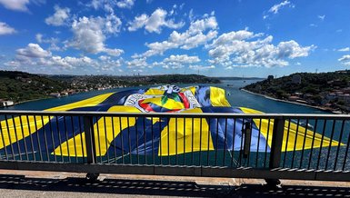 Şampiyon Fenerbahçe Beko’nun bayrağı köprüye asıldı
