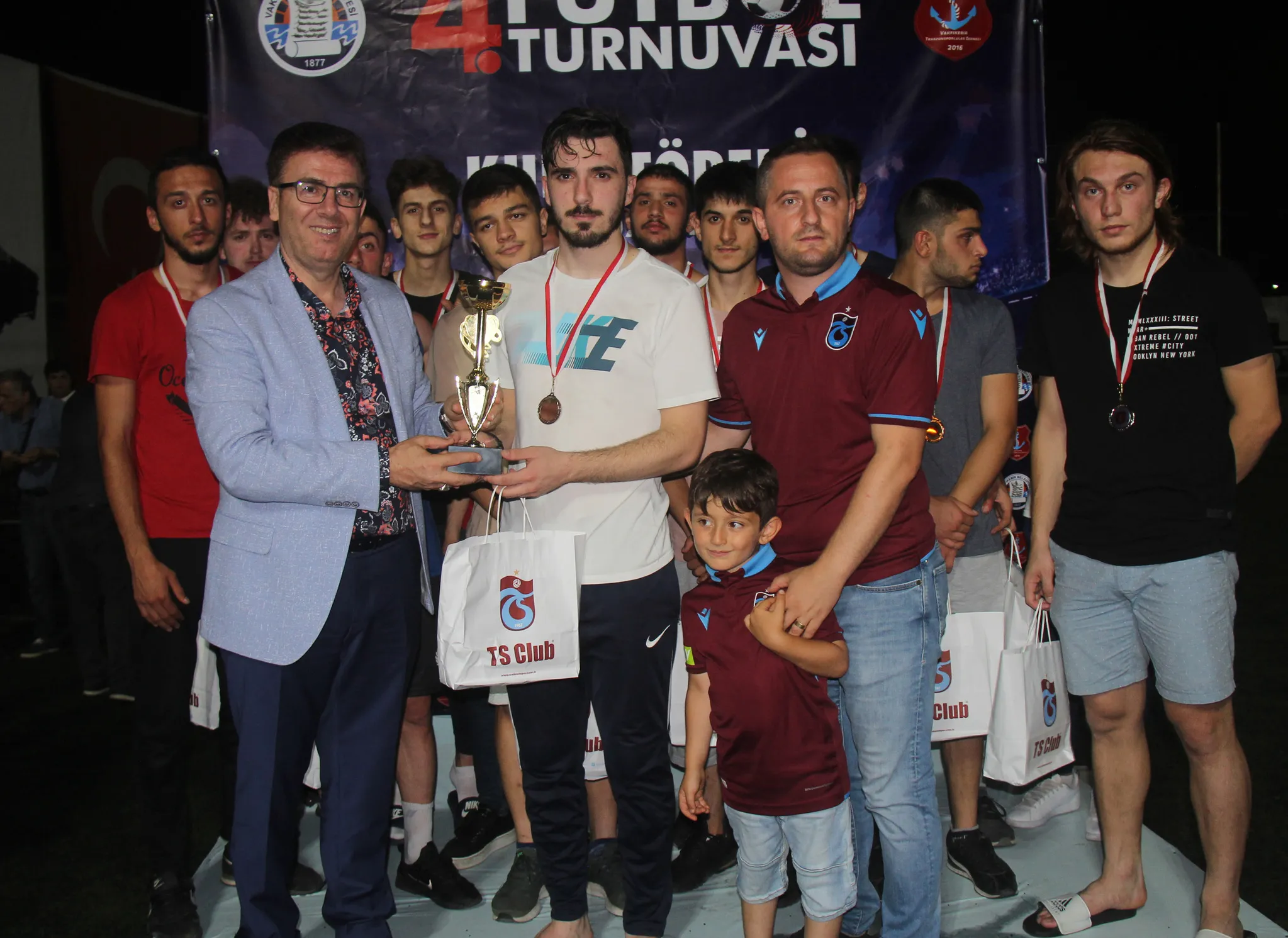 Vakfıkebir'de turnuva heyecanı! Onazi ve Andjusic taraftarlarla buluştu - 1