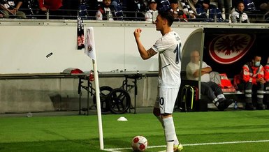Mesut Özil'den öpücük!