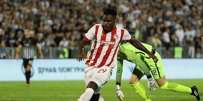 Emenike’den komşu da bıktı