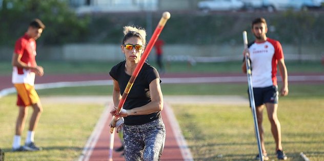 Ağlayarak başladığı sırıkla atlamada rekor kırdı