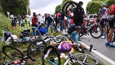 Son dakika spor haberleri | Fransa Bisiklet Turu'nda o pankart zincirleme kazaya neden oldu!