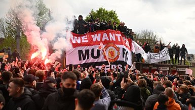Manchester United taraftarından 'Avrupa Süper Ligi' protestosu! Manchester United - Liverpool maçı ertelendi