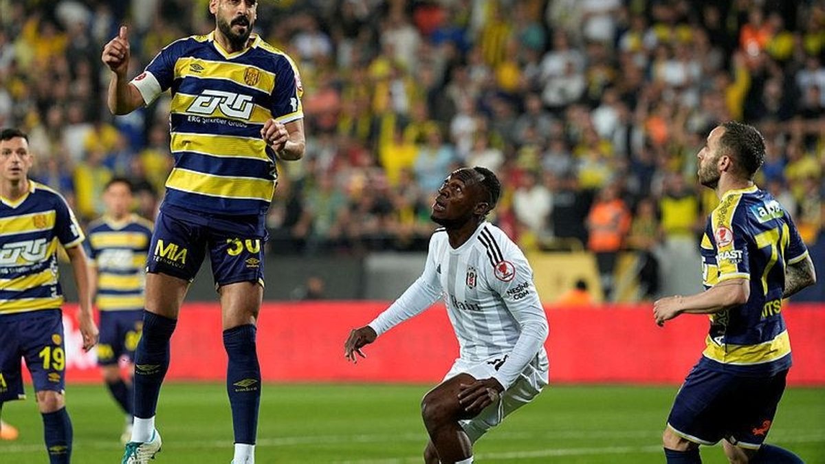 Beşiktaş'ta derbi öncesi şok sakatlık! Jackson Muleka... Beşiktaş'ta derbi öncesi şok sakatlık! Jackson Muleka...