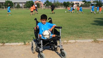 İki bacağı kesilen Adanalı Muhammed futbolcu olmak istiyor!