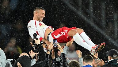 Lukas Podolski futbola veda etti!