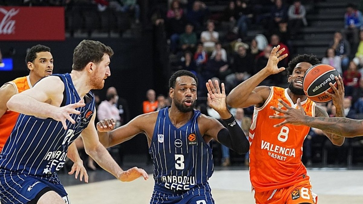 Anadolu Efes EuroLeague'de Zalgiris'i ağırlıyor