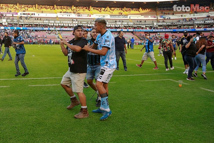 Meksika'da futbola kan bulaştı! Queretaro-Atlas maçında ortalık savaş alanına döndü