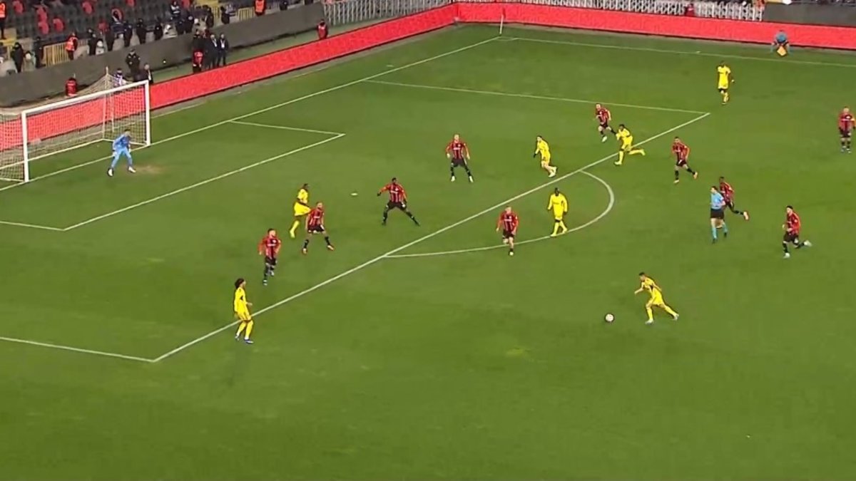 Fenerbahçe'de Levent Mercan'ın nefis şutuna direk engel oldu! İşte o anlar