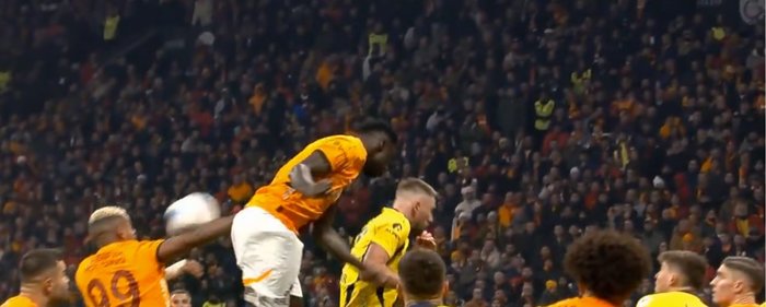 bu-kez-fenerbahce-penalti-bekledi-iste-o-pozisyon-1740422258323.jpg