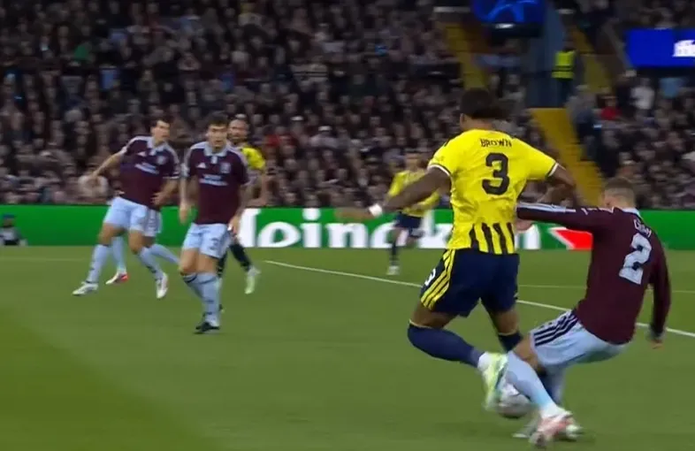 fenerbahce-penalti-bekledi-iste-archie-brownun-yerde-kaldigi-pozisyon-1792005660849.png