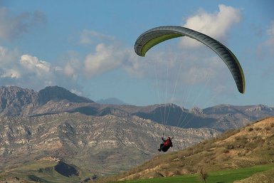 Cudi Dağı’nda yamaç paraşütü etkinliği