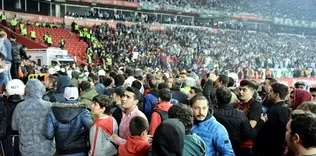 Maç 10 dakika durdu!