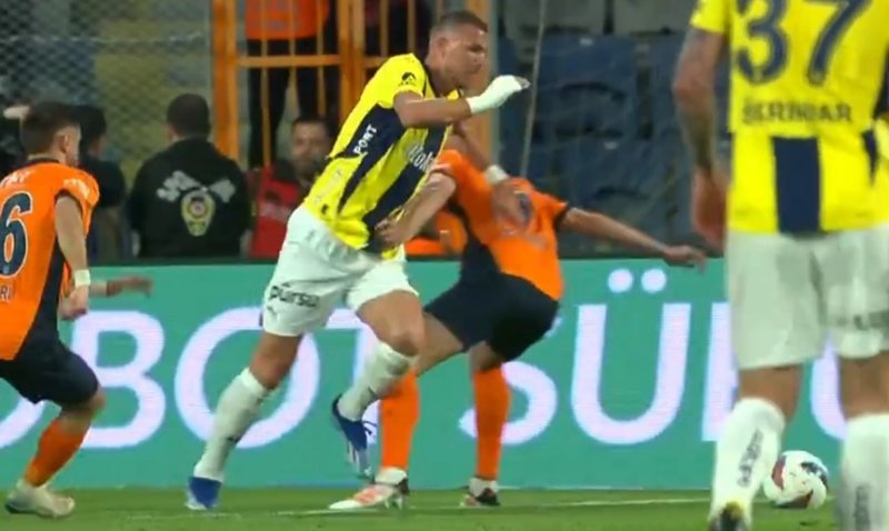 rams-basaksehir-fenerbahce-macinda-tartismali-pozisyon-1746811905430.jpg