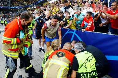 Son dakika spor haberi: Cristiano Ronaldo’dan alkışlanacak hareket! Güvenlik görevlisinin yardımına koştu