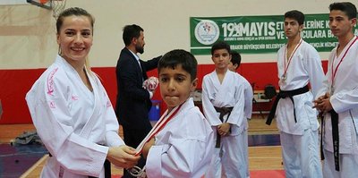 Dünya şampiyonu milli karateci Serap Özçelik, Diyarbakırlı sporcularla buluştu