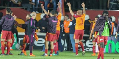 Galatasaray şampiyonluk şarkıları söylemeye başladı!