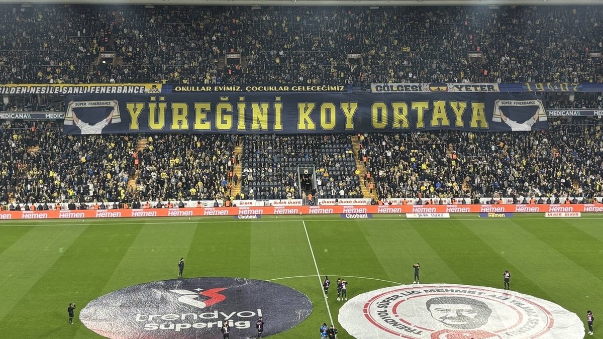 Fenerbahçe tribünlerinde maç öncesi dikkat çeken görüntüler!
