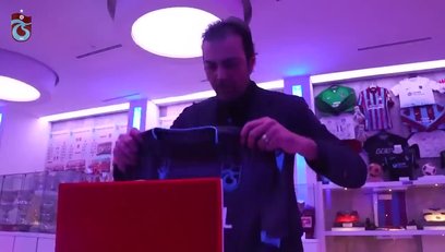 >Trabzonspor Yusuf Yazıcı'nın 97 numaralı formasını emekli etti