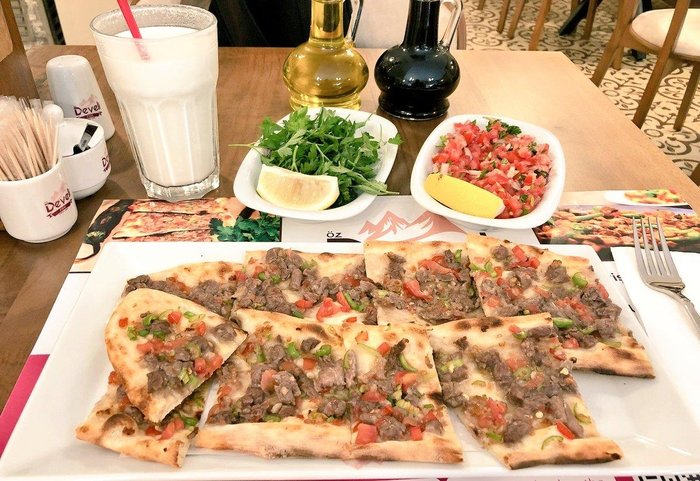 develi-civiklisi-tarifi-develi-civiklisi-etli-pide-nasil-yapilir-meshur-develi-civiklisi-malzemeleri-yapilisi-1666677308824.jpeg