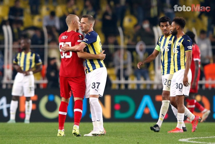 Fenerbahçe Antwerp maçı sonrası taraftarlardan futbolculara tepki!