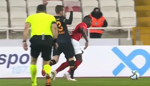 Sivasspor - Galatasaray maçında penaltı itirazı! İşte o pozisyon - 3