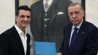 Başkan Recep Tayyip Erdoğan'dan Türkiye A Milli Kadın Voleybol Takımı Antrenörü Guidetti'ye jest!