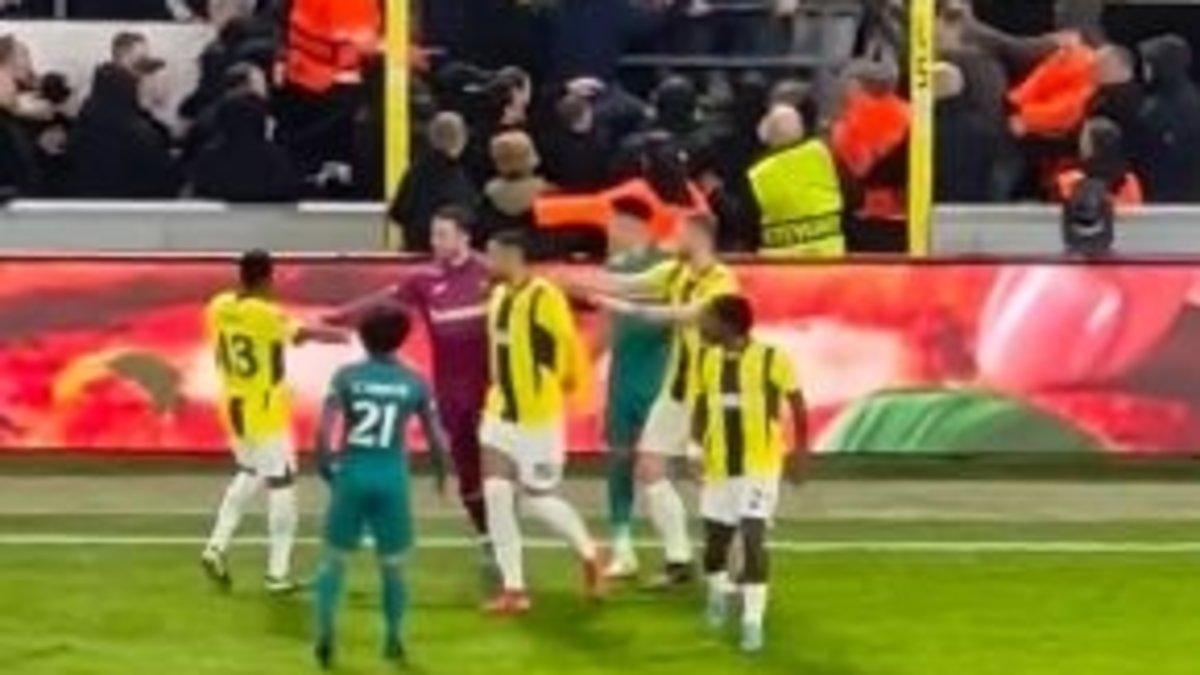 Fenerbahçe maçında şok gelişme: Taraftarlarımıza saldırı! Fenerbahçe maçında şok gelişme: Taraftarlarımıza saldırı!