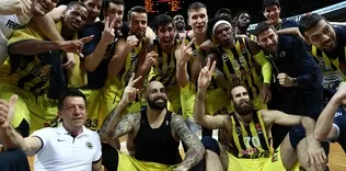 Soyunma odasında basketbolcuları kutladı