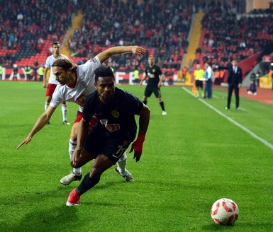 Eskişehirspor-Altınordu maçında taraftarlar sahaya indi