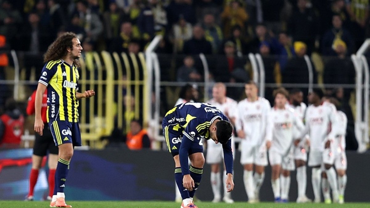 Fenerbahçeli futbolculardan Oğuzhan Çakır'a tepki! İlk yarının bitmesinin ardından...