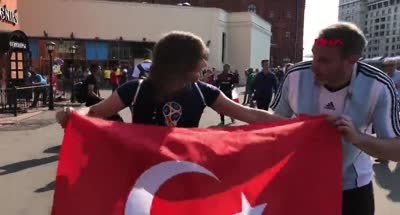Rus şarkıcı Zvezda Türk bayrağı ve darbukayla Moskova sokaklarını gezdi