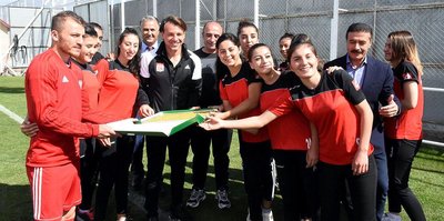 Kadın futbolculardan Sivasspor'un antrenmanına ziyaret