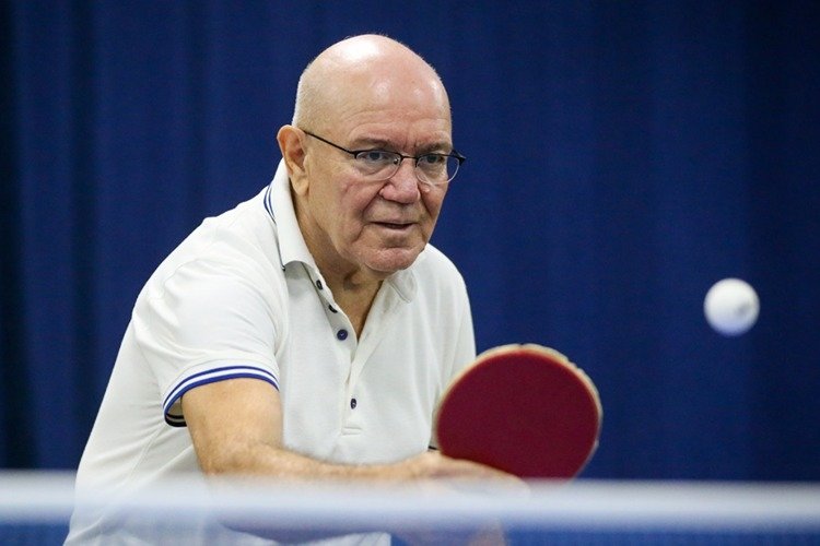 veteran-masa-tenisci-mehmet-kasapoglu-50-yillik-deneyimini-cocuklara-aktariyor-1766404290734.jpg