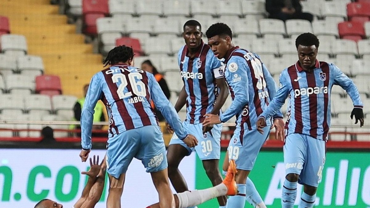 Usta yazardan Fırtına'nın 2 yıldızına eleştiri! Bedenleri sahada akılları başka yerde