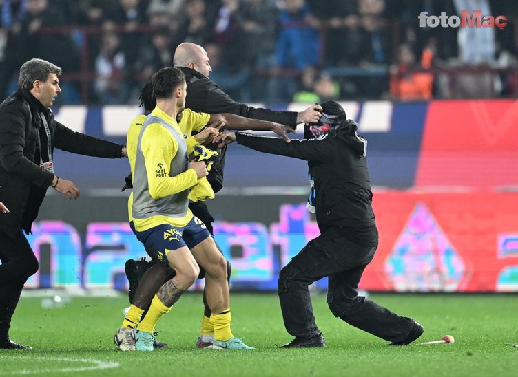 Eren Elmalı'dan takdir toplayan hareket! Fenerbahçeli futbolculara siper oldu