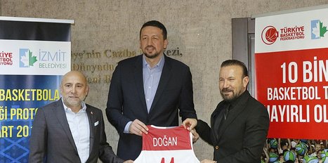Hidayet Türkoğlu, İzmit'te 10 bin basketbol topu dağıttı