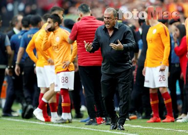 Galatasaray’ın eski yıldızı haber yolladı! Geri dönüyor