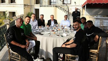 Beşiktaş derbi öncesi yemekte bir araya geldi!